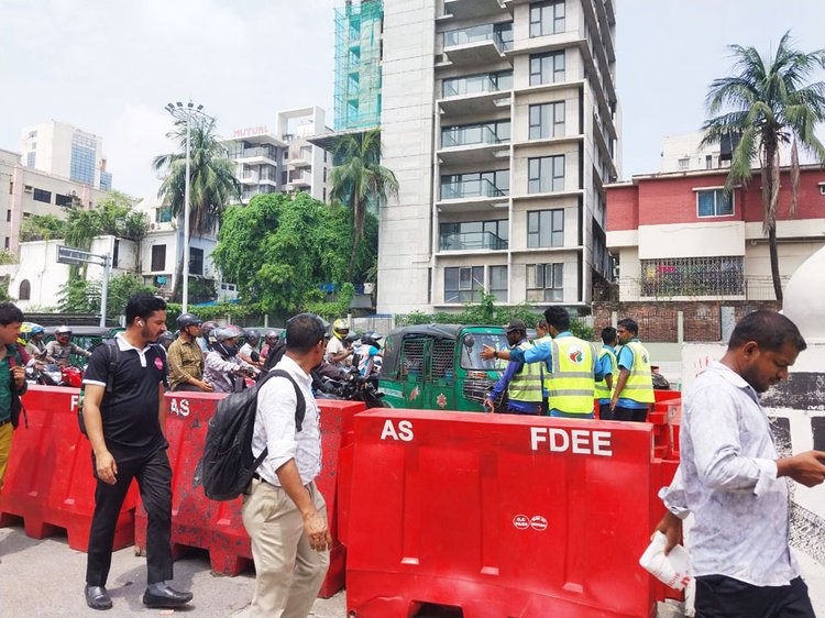 নিরাপত্তা কর্মীরা কোনোমতেই মোটরসাইকেল চালকদের ঠেকাতে পারছেন না। ছবি: আজকের পত্রিকা