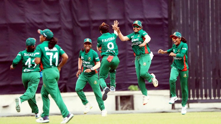 উইকেট নেওয়ার পর সতীর্থ সোবহানা মোস্তারির সঙ্গে ফাহিমার উদ্যাপন। গোটা ক্যারিয়ারে এমন উপলক্ষ অনেক পেয়েছেন তিনি। ছবি: বিসিবি