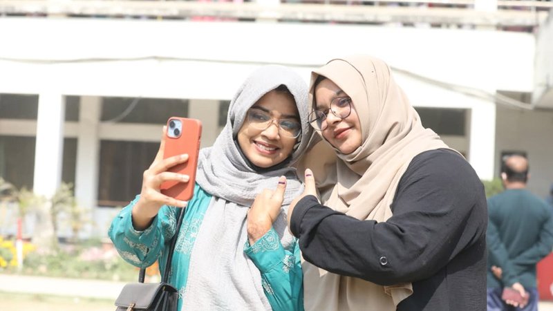 জীবনের প্রথম ভোট দিতে পেরে তাঁরা উচ্ছ্বসিত