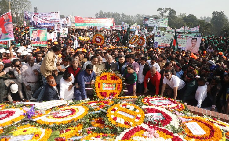 বিজয় দিবস উপলক্ষে বিএনপির অন্যান্য নেতা-কর্মীদের সঙ্গে সাভারের জাতীয় স্মৃতিসৌধে শ্রদ্ধা জানাতে আসেন মির্জা ফখরুল। ছবি: আজকের পত্রিকা