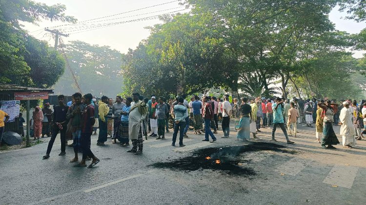 ঢাকা-খুলনা মহাসড়কের ভাঙ্গা উপজেলার শুয়াদি বাসস্ট্যান্ড এলাকায় মহাসড়কে টায়ার জ্বালিয়ে অবরোধ করেন আওয়ামী লীগের নেতা-কর্মীরা। ছবি: আজকের পত্রিকা