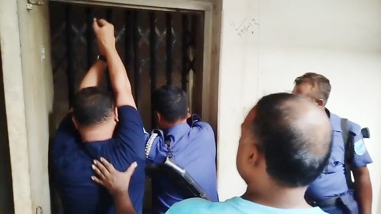 অচেতন হয়ে থাকার খবরে দরজা ভেঙে উদ্ধার করে পুলিশ ও স্থানীয় বাসিন্দারা। ছবি: আজকের পত্রিকা