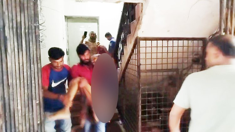 অচেতন অবস্থায় কোয়েল চৌধুরীকে হাসপাতালে নিয়ে যায় স্থানীয়রা। ছবি: আজকের পত্রিকা