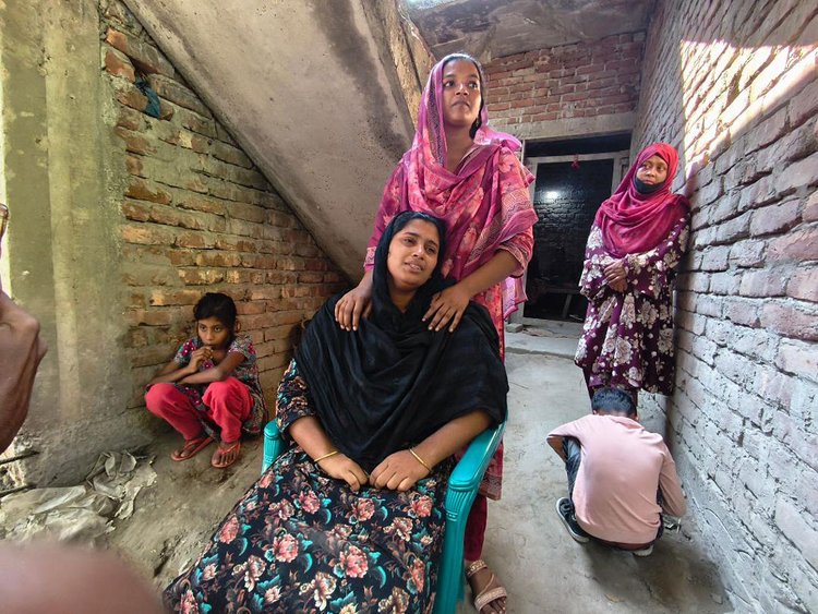 ইমরান খানের মৃত্যুর খবরে বোন ফাতেমার আহাজারি। ছবি: আজকের পত্রিকা