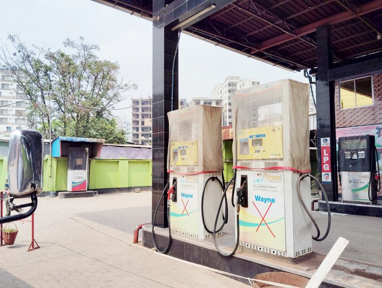 পেট্রল ও অকটেনের অভাবে রাজধানীর অধিকাংশ ফিলিং স্টেশন বন্ধ হয়ে আছে।