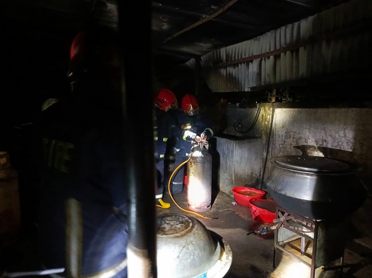 আগুন নিয়ন্ত্রণে কাজ করে ফায়ার সার্ভিস। ছবি: আজকের পত্রিকা