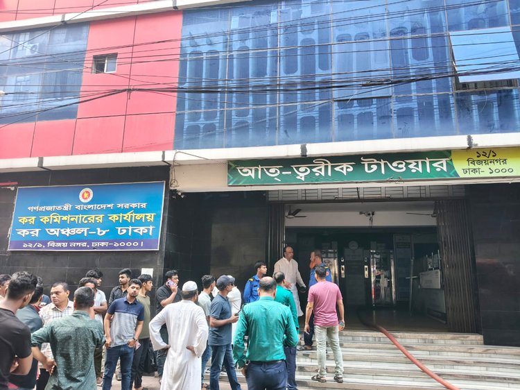 রাজধানীর বিজয়নগরে একটি বহুতল ভবনে আগুন। ছবি: আজকের পত্রিকা