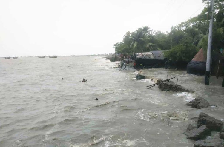 জোয়ারে প্লাবিত আলী আকবর ডেইল ইউনিয়নের আনিছের ডেইল এলাকা। আজ দুপুরে তোলা ছবি। আজকের পত্রিকা