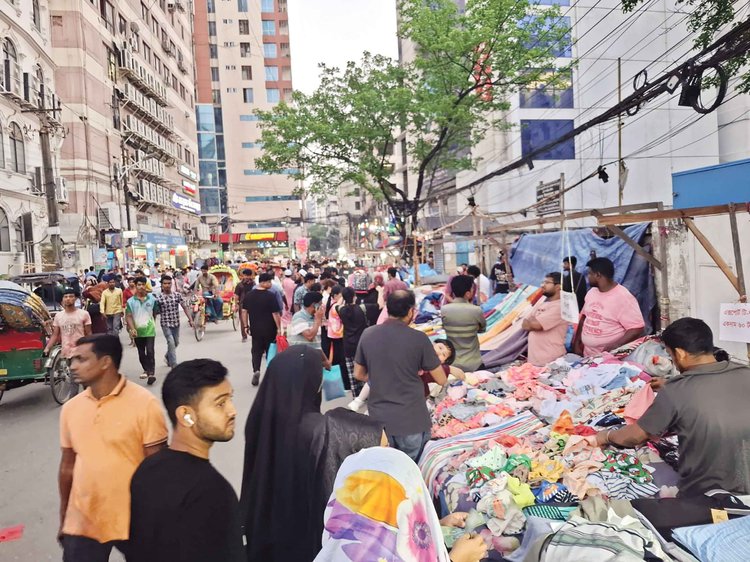 উচ্ছেদের পর আবারও দোকান বসানো হয়েছে সড়কেও। গতকাল উত্তরার ট্রপিক্যাল আলাউদ্দিন টাওয়ারের সামনে। ছবি: আজকের পত্রিকা