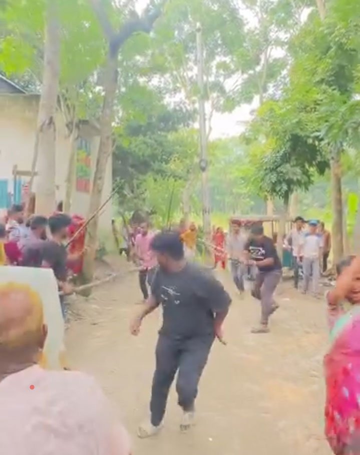গতকাল বিকেলে ভাঙ্গা উপজেলার দেওড়া নয়াকান্দা গ্রামে বিয়েবাড়িতে সংঘর্ষের ঘটনা ঘটে। ছবি: সংগৃহীত