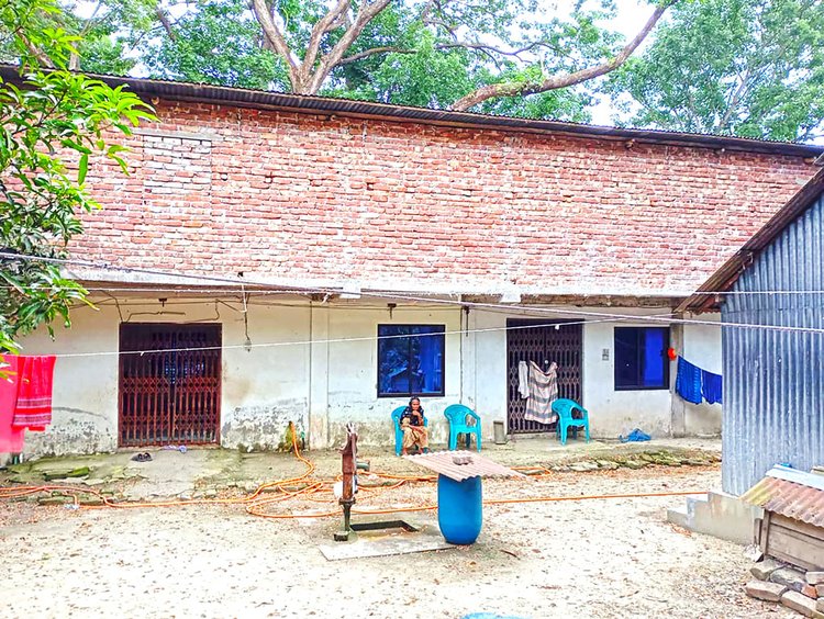ফরিদপুরের আলফাডাঙ্গার গোপালপুর বাজার এলাকায় বেড়িবাঁধের পাশে পাউবোর জমিতে নির্মিত দোতলা ভবন। ছবি: আজকের পত্রিকা