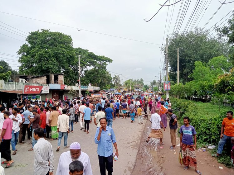 আজ সকাল ৯টা থেকে ১০টা পর্যন্ত দিনাজপুর-ঢাকা আঞ্চলিক মহাসড়ক অবরোধ করেন বিক্ষুব্ধ জনতা। ছবি: আজকের পত্রিকা