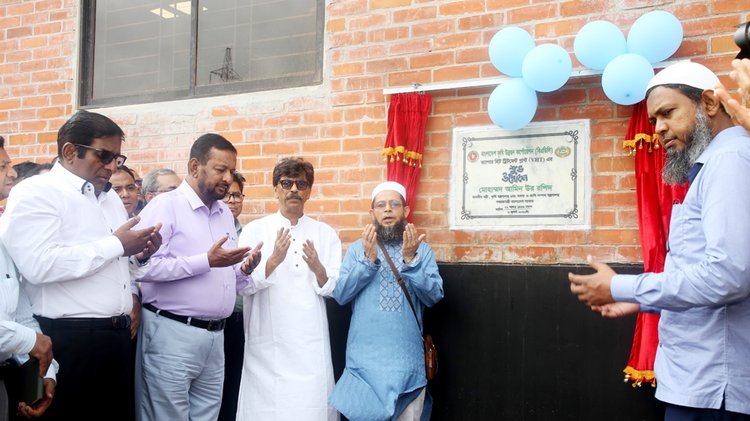 আজ এই প্ল্যান্টের আনুষ্ঠানিক উদ্বোধন করেছেন কৃষি মন্ত্রী মোহাম্মদ আমিন উর রশিদ। ছবি: আজকের পত্রিকা