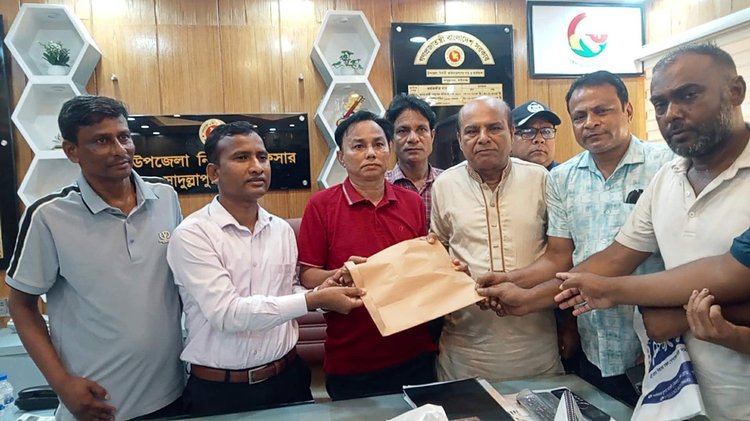 সমাবেশ শেষে বিএনপির নেতাকর্মীরা উপজেলা প্রশাসনের কাছে স্মারকলিপি দেন