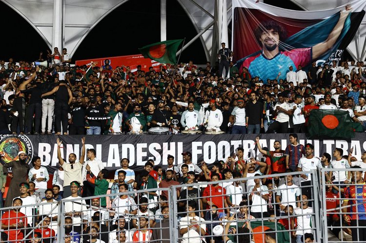 ম্যাচজুড়ে এভাবেই মেতেছিলেন ভক্তরা। মোরসালিনের গোলের পর গ্যালারিতে গলা ফাটিয়েছেন সবাই। এই উদযাপন ছড়িয়ে পড়ে গোটা দেশে। দীর্ঘ ২৩ বছর পর ভারতের বিপক্ষে জয় বলে কথা।