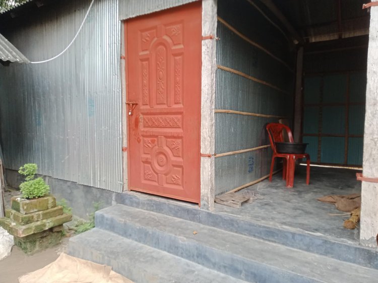 ঘরের দরজায় তালা ঝুলছে। ছবি: আজকের পত্রিকা