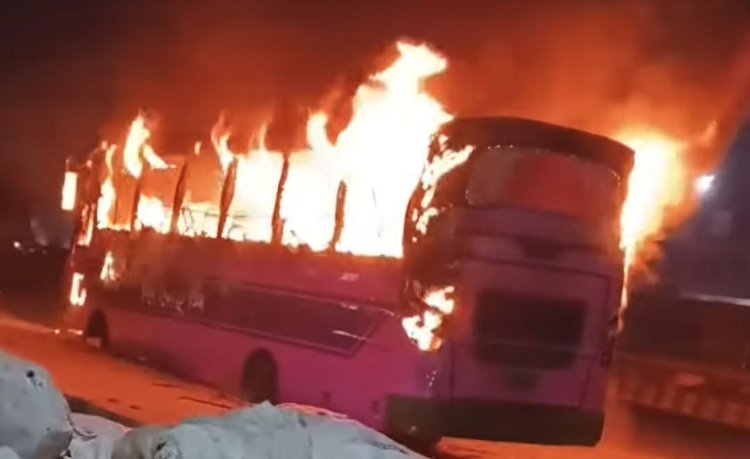 গাজীপুরে ভোরে দাঁড়িয়ে থাকা বাসে আগুন। ছবি: আজকের পত্রিকা