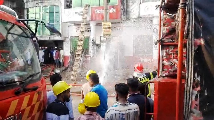 কারখানায় আগুন নিয়ন্ত্রণে কাজ করে ফায়ার সার্ভিস। ছবি: আজকের পত্রিকা
