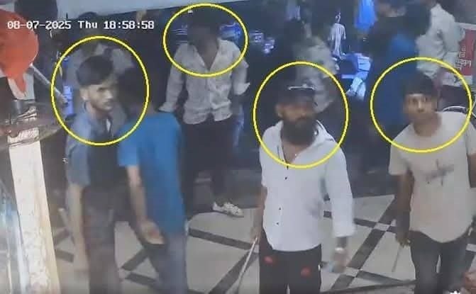 সাংবাদিক তুহিন হত্যায় অংশ নেওয়া অস্ত্রধারীরা। ছবি: স্ক্রিনশট