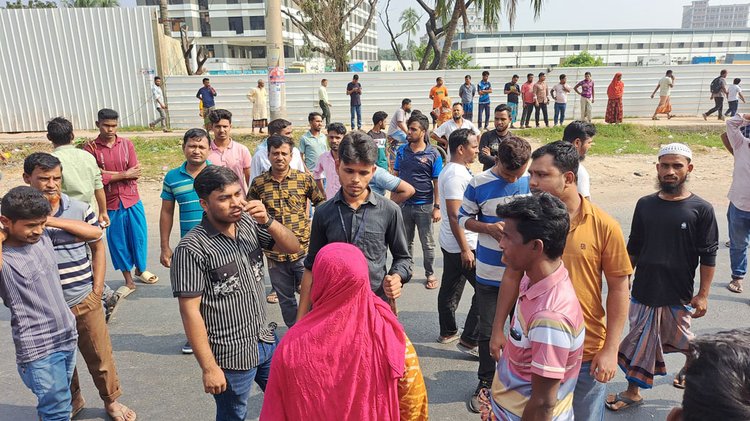 গাজীপুর মহানগরের সারাবো এলাকায় বেক্সিমকো ইন্ডাস্ট্রিয়াল পার্কের শ্রমিকেরা এক মাসের বকেয়া বেতনের দাবিতে সড়ক অবরোধ করেছেন। ছবি: আজকের পত্রিকা