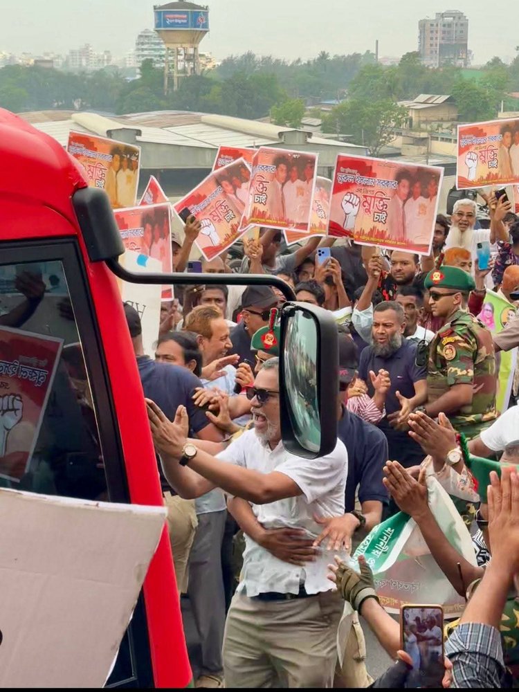 টাঙ্গাইলে যাওয়ার পথে বিআরটি প্রকল্পের উড়ালসেতুর স্টেশন রোড এলাকায় প্রধানমন্ত্রীর গাড়িবহর থামিয়ে দেওয়া হয়। ছবি: আজকের পত্রিকা