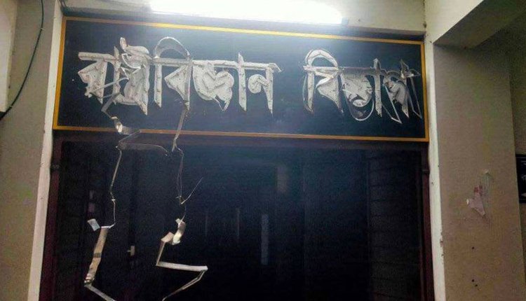 ভাঙচুর করা হয়েছে রাষ্ট্রবিজ্ঞান বিভাগ, শেখ রাসেল হল ও বিজয় দিবস হল। ছবি: আজকের পত্রিকা