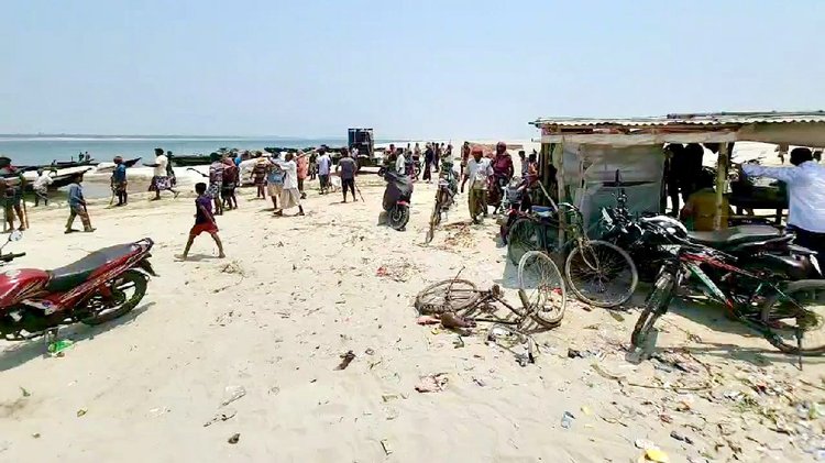 রাজশাহীর গোদাগাড়ী উপজেলার চর আষাড়িয়াদহ ইউনিয়ন খেয়াঘাটে বিক্ষুব্ধ জনতার অবস্থান। ছবি: আজকের পত্রিকা