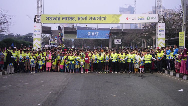 ৪০ লাখেরও বেশি গৃহশ্রমিকের অধিকার নিশ্চিতের দাবিতে আজ শনিবার রাজধানীর হাতিরঝিলে দৌড়েছেন ২ হাজারেরও বেশি মানুষ। ছবি: আজকের পত্রিকা