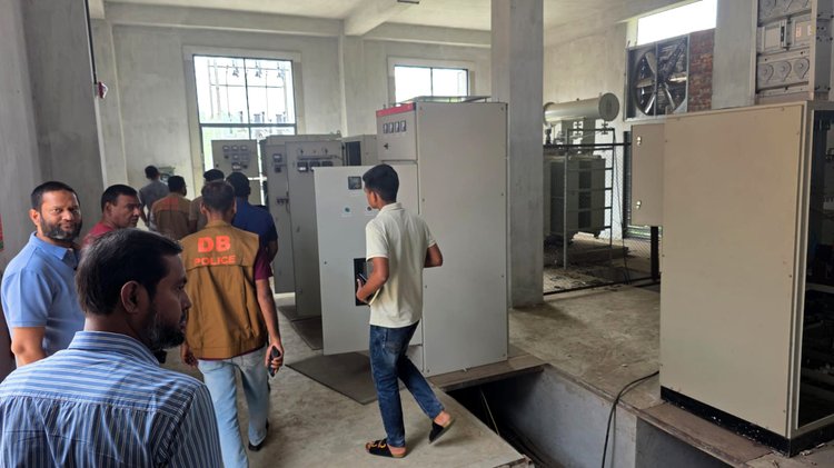 মানিকগঞ্জের ঘিওরের পুখুরিয়া এলাকায় গতকাল রোববার দিবাগত রাতে রপ্তানিমুখী পোশাক কারখানায় ডাকাতি ও ভাঙচুরের ঘটনা ঘটে। খবর পেয়ে পুলিশ ঘটনাস্থল পরিদর্শন করে। ছবি: আজকের পত্রিকা