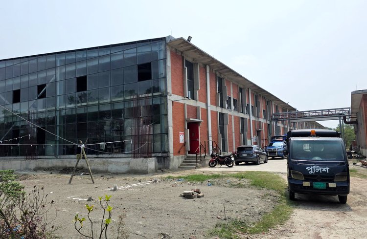 মানিকগঞ্জের ঘিওরের পুখুরিয়া এলাকায় গতকাল রোববার দিবাগত রাতে রপ্তানিমুখী পোশাক কারখানায় ডাকাতি ও ভাঙচুরের ঘটনা ঘটে। খবর পেয়ে পুলিশ ঘটনাস্থল পরিদর্শন করে। ছবি: আজকের পত্রিকা