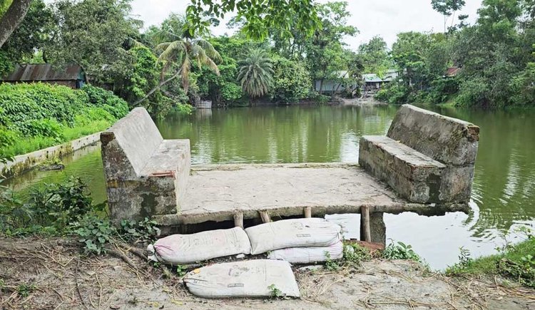 কুমিল্লায় জাতীয় কবির স্মৃতিবিজড়িত পুকুরঘাটের বর্তমান চিত্র। ছবি: আজকের পত্রিকা