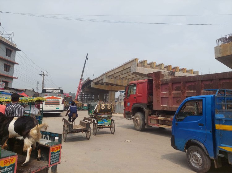 গোবিন্দগঞ্জের পান্তাপাড়া থেকে গোবিন্দগঞ্জ মহিলা কলেজ পর্যন্ত প্রায় দুই কিলোমিটার এলাকায় নির্মাণকাজ চলছে। ছবি: আজকের পত্রিকা