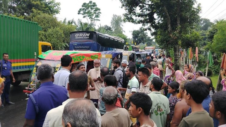 পলাশবাড়ী-গাইবান্ধা আঞ্চলিক সড়কের তিন মাইল এলাকায় সড়ক অবরোধ করে বিক্ষোভ করেন এলাকাবাসী। ছবি: আজকের পত্রিকা