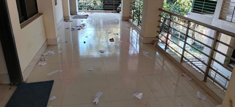 গাইবান্ধার পলাশবাড়ীতে খাদ্যবান্ধব কর্মসূচির ডিলার নিয়োগের আবেদনপত্রের বক্স ভাঙচুর করে আবেদনপত্র ছিঁড়ে ফেলা হয়। ছবি: আজকের পত্রিকা