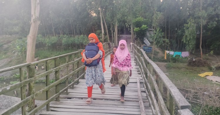 গাইবান্ধা সদর উপজেলার বল্লমঝাড় ইউনিয়নের নারায়ণপুরে নড়বড়ে কাঁঠের সেতুতে ঝুঁকি নিয়ে পারাপার হতে হয়। ছবি: আজকের পত্রিকা