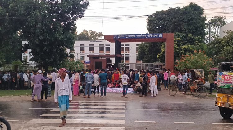 বৃষ্টি উপেক্ষা করে বিক্ষুব্ধরা পুলিশ সুপারের কার্যালয় ঘেরাও করে অবস্থান নেয়। ছবি: আজকের পত্রিকা