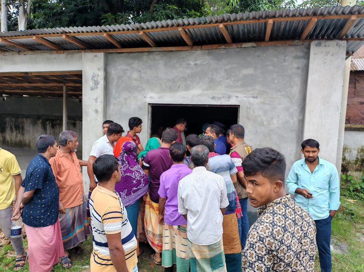 নিহত ব্যক্তিদের লাশ উদ্ধার করে পুলিশ। ছবি: আজকের পত্রিকা