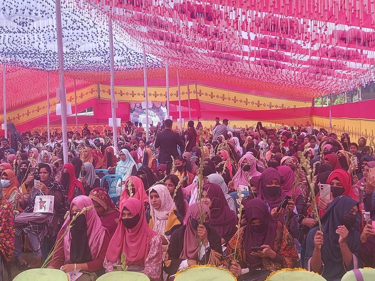 নবীনবরণ ও ক্যারিয়ার গাইডলাইন প্রোগ্রামে প্রায় দেড় হাজার শিক্ষার্থী অংশগ্রহণ করেন। ছবি: আজকের পত্রিকা