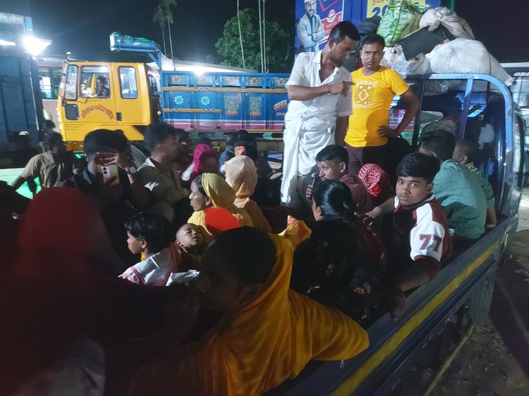 জীবনের ঝুঁকি নিয়ে গভীর রাতেও মালবাহী ট্রাক, পিকআপে ঠাসাঠাসি করে কর্মস্থলে ফিরছেন শিশুসহ নারী ও বৃদ্ধরা: ছবি: আজকের পত্রিকা