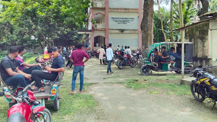 আজ সকাল ১০টা থেকে সন্ধ্যা ৬টা পর্যন্ত সুন্দরগঞ্জ উপজেলার সাতটি শিক্ষাপ্রতিষ্ঠানে এ কর্মসূচি পালিত হয়। ছবি: আজকের পত্রিকা
