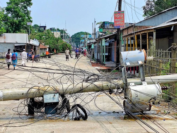রোববার রাতে কালবৈশাখীর তাণ্ডবে হেলে পড়েছে বিদ্যুতের খুঁটি। ছবি: আজকের পত্রিকা