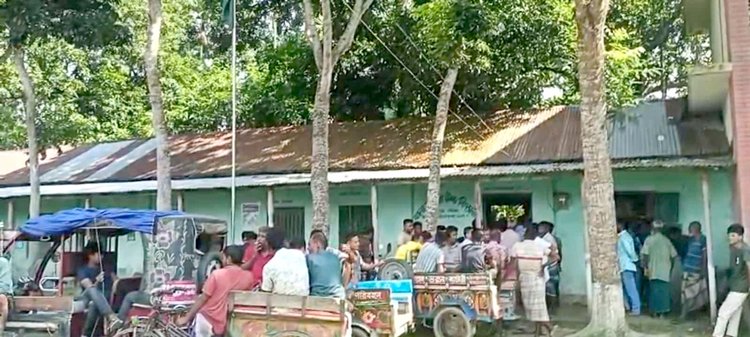 আজ সকাল ১০টা থেকে সন্ধ্যা ৬টা পর্যন্ত সুন্দরগঞ্জ উপজেলার সাতটি শিক্ষাপ্রতিষ্ঠানে এ কর্মসূচি পালিত হয়। ছবি: আজকের পত্রিকা