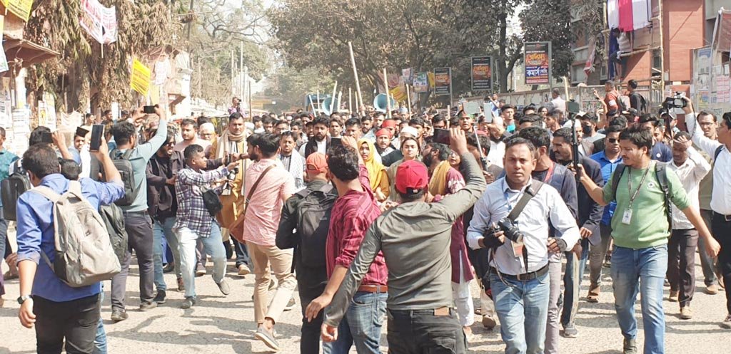 গাজীপুরে শিক্ষার্থীদের ওপর হামলাকারীদের ২৪ ঘণ্টার মধ্যে গ্রেপ্তারের আল্টিমেটাম