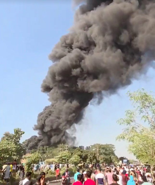 গাজীপুর সদর উপজেলার বাঘের বাজার এলাকায় কয়েল কারখানায় আগুন। ছবি: আজকের পত্রিকা