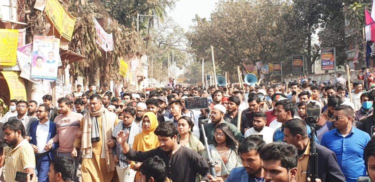 গাজীপুরে শিক্ষার্থীদের ওপর হামলার প্রতিবাদ ও হামলাকারীদের গ্রেপ্তারের দাবিতে বিক্ষোভ মিছিল করেন শিক্ষার্থীরা। ছবি: আজকের পত্রিকা