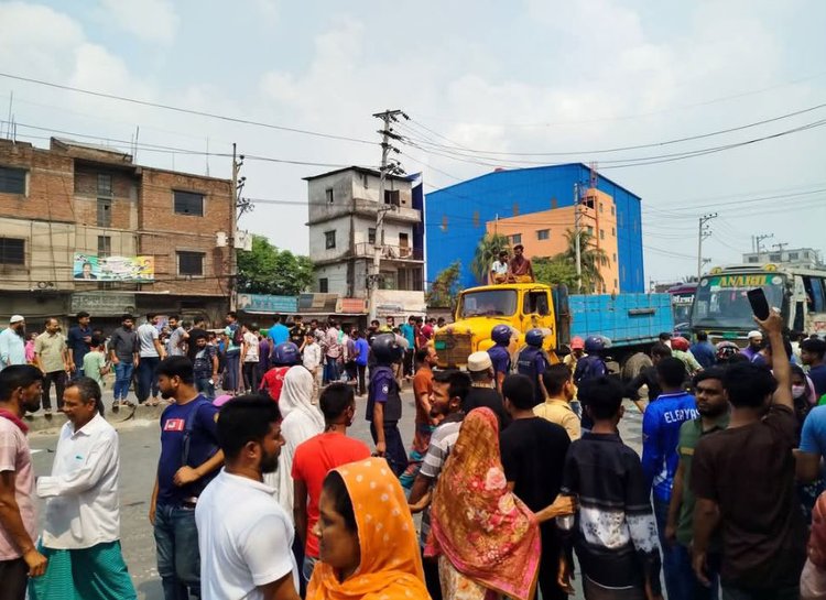 গাজীপুরে সড়ক দুর্ঘটনায় পোশাক শ্রমিক নিহতের ঘটনার প্রতিবাদে ঢাকা-ময়মনসিংহ মহাসড়ক অবরোধ করে বিক্ষুব্ধ শ্রমিকেরা। ছবি: আজকের পত্রিকা