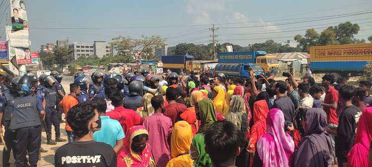 এএ ইয়ার্ন মিলস লিমিটেড কারখানার মূল ফটকের সামনে শ্রমিকদের বিক্ষোভ। ছবি: আজকের পত্রিকা