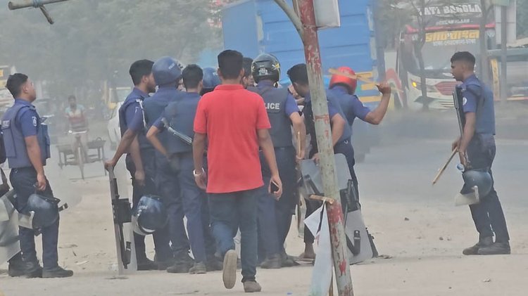 গাজীপুরের শ্রীপুর, কারখানা খুলে দেওয়ার দাবি, শ্রমিকদের দফায় দফায় মহাসড়ক অবরোধ, পুলিশ সাউন্ড গ্রেনেড নিক্ষেপ, লাঠিপেটা