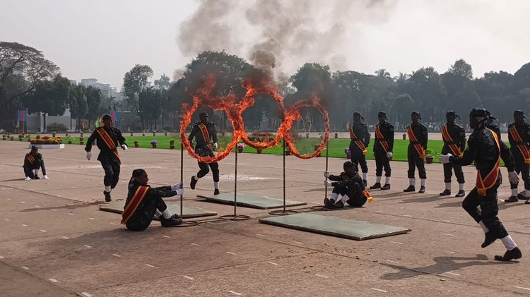 আনসার সদস্যরা তাঁদের শারীরিক সক্ষমতা ও উদ্ধার তৎপরতার কসরত প্রদর্শন করেন। ছবি: আজকের পত্রিকা