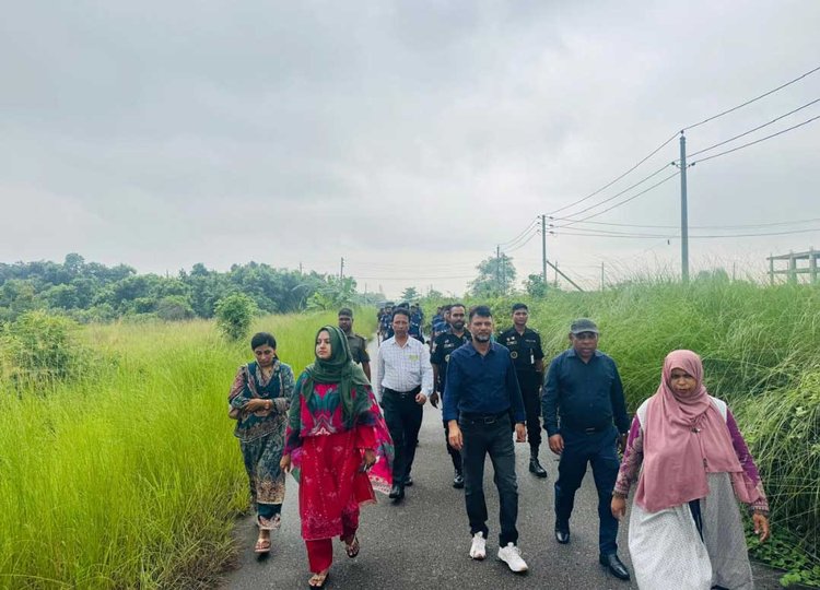অভিযানে নেতৃত্ব দেন কালীগঞ্জ উপজেলা নির্বাহী কর্মকর্তা (ইউএনও) তনিমা আফ্রাদ। ছবি: আজকের পত্রিকা